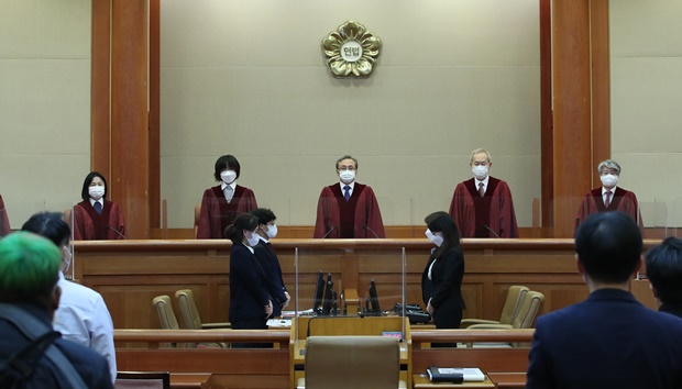 헌법재판소는 28일 임성근 전 부산고등법원 부장판사의 탄핵심판사건에서 재판관 5대3대1 의견으로 각하 결정했다. 사진은 유남석 헌법재판소장과 헌법재판관들이 28일 오후 서울 종로구 헌법재판소에서 재판 개입 혐의를 받는 임 전 부장판사의 파면 여부 판단 탄핵심판 사건의 선고 공판에 입장하는 모습. /사진=뉴스1