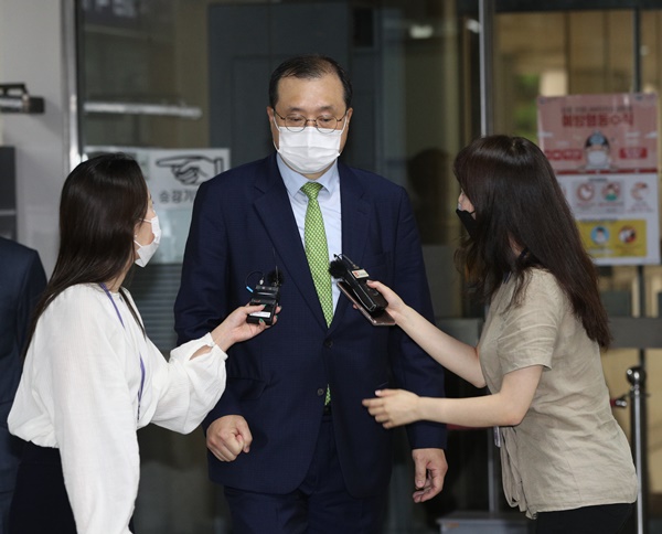 일선 재판에 개입한 혐의를 받는 임성근 전 부산고등법원 부장판사가 지난 8월12일 오후 서울 서초구 서울고등법원에서 열린 직권남용권리행사방해 항소심 선고 공판을 마친 후 취재진의 질의에 답변하고 있다. /사진=뉴스1