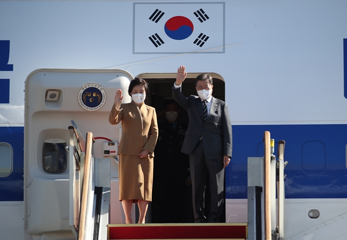 문재인 대통령이 이번 주요 20개국(G20)과 기후변화협약 당사국총회(COP26) 정상회의가 “역사에 중요한 회의로 기록될 것”이라고 밝혔다. 사진은 이날 유럽 순방 일정을 위해 출국하는 문재인 대통령(오른쪽)과 김정숙 여사. /사진=뉴시스