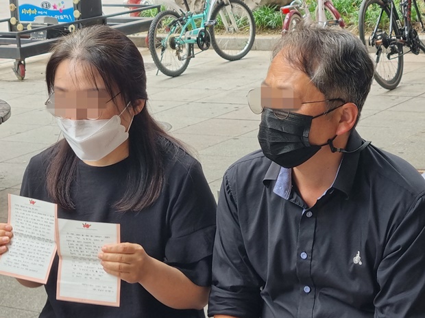의붓딸과 그의 친구를 성폭행해 극단적 선택을 하게 만든 50대 남성에 대한 신상공개 요청이 거부됐다. 사진은 친구 의붓아버지에게 성폭행을 당한 뒤 극단적 선택을 한 청주 여중생의 유서가 최초 공개된 지난 8월22일 충북 청주 성안길 사거리에서 유족들이 딸의 유서를 공개하는 모습. /사진=뉴시스