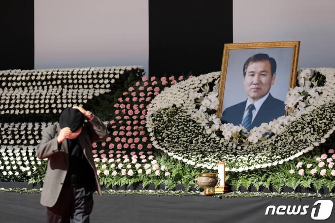28일 오후 서울 중구 서울광장에 마련된 고(故) 노태우 전 대통령 분향소를 찾은 한 시민이 조문을 하고 있다. 노 전 대통령은 지난 26일 향년 89세를 일기로 별세, 정부는 국가장을 결정했다. 2021.10.28/뉴스1 © News1 이승배 기자