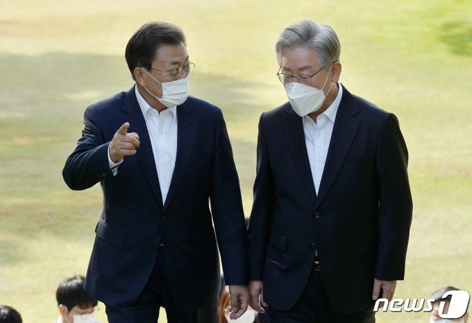 문재인 대통령이 26일 청와대에서 이재명 더불어민주당 대선후보와 차담을 위해 상춘재로 향하며 대화하고 있다. 2021.10.26/뉴스1 © News1 이광호 기자