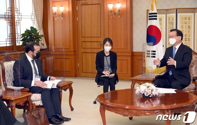 김부겸 국무총리가 28일 서울 종로구 정부서울청사에서 중미 7개국 외교차관을 접견하고 있다. (국무총리실 제공) 2021.10.28/뉴스1