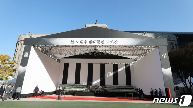 28일 오전 서울 중구 서울광장에 고(故) 노태우 전 대통령 분향소가 마련되고 있다. 노 전 대통령은 지난 26일 향년 89세를 일기로 별세, 정부는 국가장을 결정했다. 2021.10.28/뉴스1 © News1 박정호 기자