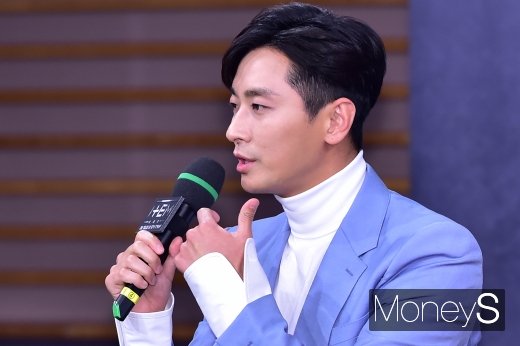 아시아인의 외모를 언급한 다소 무례한 질문에 유머를 더한 ‘사이다’ 답변을 내놓은 주지훈의 인터뷰가 주목받고 있다. /사진=장동규 기자