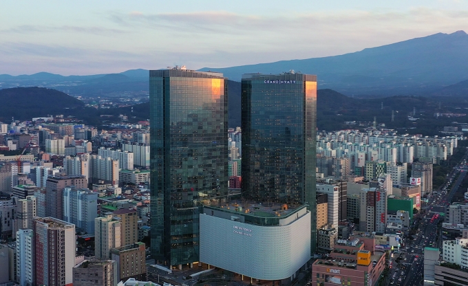 제주 드림타워 복합리조트가 신종 코로나바이러스 감염증(코로나19) 여파를 이겨내고 개장 이후 처음으로 월간 기준 흑자로 전환했다./사진=롯데관광개발