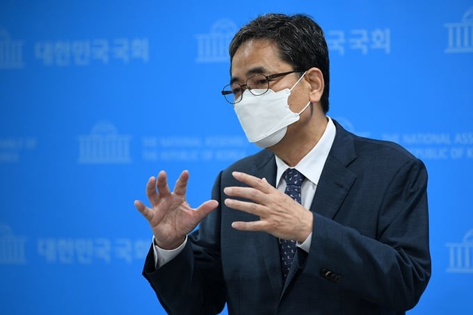 곽상도 전 의원이 의원직 사퇴안 처리와 관련해 “송구스럽다”고 밝혔다. 사진은 지난달 2일 서울 여의도 국회 소통관에서 국회의원직 사퇴 의사를 밝힌 후 질의에 답하는 곽 전 의원. /사진=뉴스1