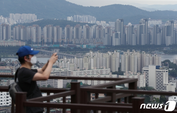 지난달 전국의 주택(아파트·연립·단독주택 포함) 가격 상승폭이 전월 대비 축소된 가운데 서울 오름폭은 6개월 만에 둔화한 것으로 나타났다./사진=뉴스1