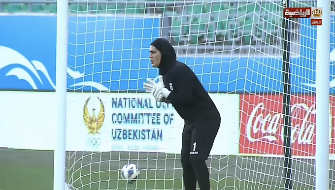 조헤레 쿠다에이 이란 여자축구 국가대표팀 골키퍼에 대한 성별 의혹이 지난 5일 제기됐다. 사진은 지난 9월25일 2022 AFC 여자 아시안컵 예선전에 출전한 쿠다에이. /사진=유튜브 캡처