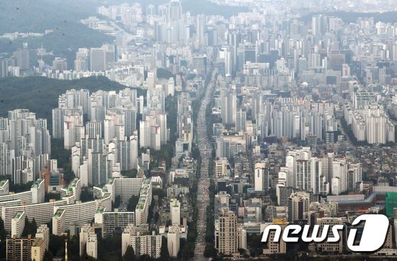 19일 한국부동산원의 ‘11월3주(15일 기준) 주간아파트 가격동향 시계열’에 따르면 서울의 매매수급지수는 전주 대비 1.3포인트 하락한 99.6을 기록했다. /사진=뉴스1