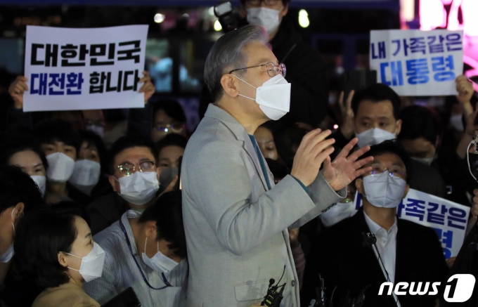 이재명 더불어민주당 대선 후보가 19일 오후 대전 둔산동 일대를 찾아 시민들에게 인사말을 하고 있다. 이 후보는 지난주 부산·울산·경남 지역순회에 이어 이날 대전을 시작으로 '매타버스(매주 타는 민생 버스)'를 타고 2박3일 일정으로 충청지역을 누빈다. 2021.11.19/뉴스1 © News1 구윤성 기자