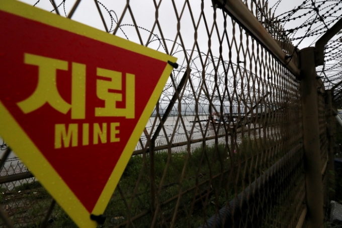 21일 경기도 김포의 한 군부대에서 지뢰 폭발로 의심되는 사고가 발생해 간부 1명이 부상을 입었다. 사진은 2020년 김포의 군 철책의 모습으로 이번 기사내용과 관련이 없음. /사진=뉴스1
