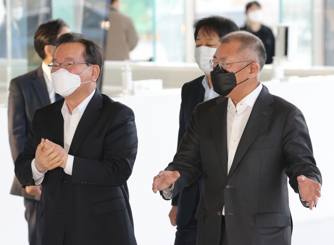 정의선 현대차그룹 회장이 지난 22일 경기 고양 현대모터스튜디오에서 열린 ‘청년희망ON 프로젝트’에서 4만6000개의 청년일자리 창출을 약속하며 청년들이 창의력을 발휘해달라고 당부했다. 사진 당시 행사장에 김부겸(왼쪽) 국무총리와 정 회장이 들어서던 모습. /사진=사진공동취재단