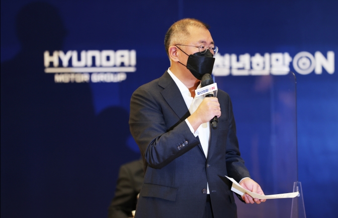 정의선 현대차그룹 회장이 경기도 고양시 현대모터스튜디오 고양에서 열린 ‘청년희망ON 프로젝트’ 여섯번째 파트너십 체결 간담회 이후 기자들과 만나 전기차 미국 생산에 대한 구상을 밝혔다. /사진=사진공동취재단