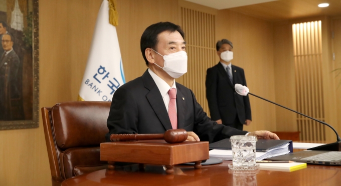 한국은행이 오늘(25일) 기준금리 인상 여부를 결정한다. 이주열 한은 총재가 지난달 기준금리 인상 의지를 강하게 내비친만큼 기준금리는 연 0.75%에서 연 1%로 인상될 가능성이 높다. 사진은 이주열 총재가 지난달 12일 서울 중구 한국은행에서 열린 금융통화위원회 본회의를 주재하는 모습./사진=한국은행