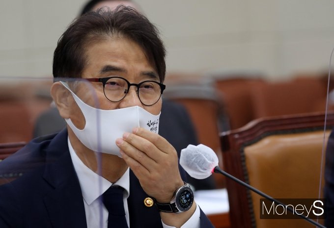 윤종인 개인정보보호위원장이 지난 13일 서울 여의도 국회에서 열린 정무위원회의 개인정보보호위원회, 가습기살균제사건과 4·16세월호참사 특별조사위원회 등에 대한 국정감사에서 여야 의원들의 질의에 답변하고 있다. /사진=장동규 기자