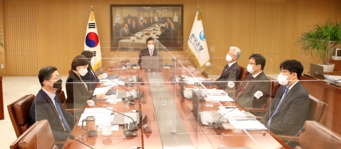 한국은행이 기준금리를 0.75%에서 1.0%로 인상하면서 주요 은행들이 예적금 금리 인상에 나섰다. 사진은 이주열 한국은행 총재가 25일 오전 서울 중구 한국은행에서 열린 금융통화위원회 본회의를 주재하는 모습./사진=한국은행