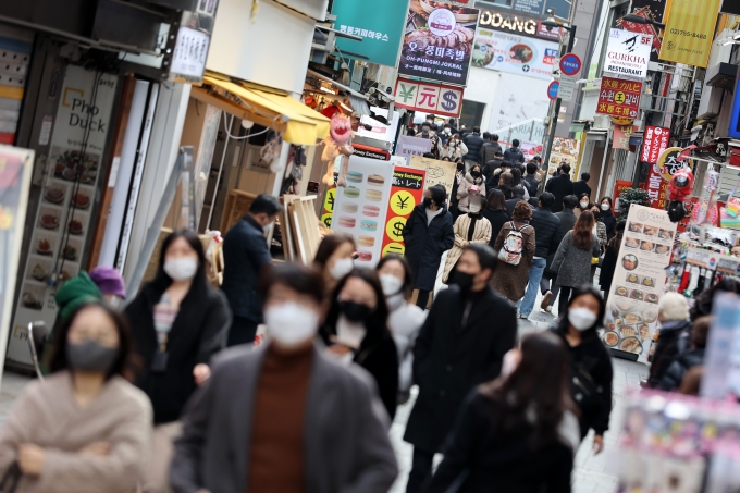 국내 신종 코로나바이러스 감염증(코로나19) 유행 상황이 연일 악화하는 가운데 25일 시민들이 서울 중구 명동거리를 걷고 있다./사진=뉴스1
