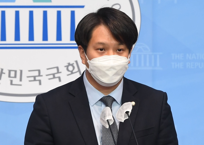 전용기 의원(더불어민주당·비례)이 국민의힘 선거대책위원회 인사를 25일 비판했다. 사진은 지난 4월9일 서울 여의도 국회에서 입장문을 발표하는 전 의원. /사진=뉴스1