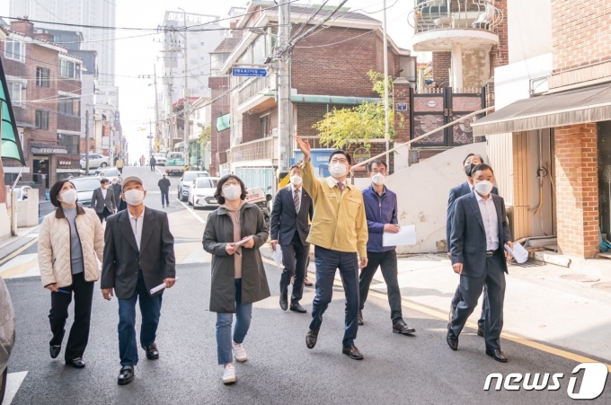 지난 2일 '강동 경관누리단' 단원과 지역을 둘러보고 있는 이정훈 강동구청장. (강동구 제공)/뉴스1 © 뉴스1