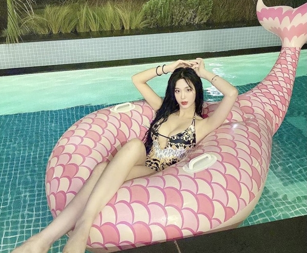 김현지 치어리더가 섹시한 몸매를 드러낸 모노키니 사진을 인스타그램에 게재했다. /사진=김현지 인스타그램 캡처 