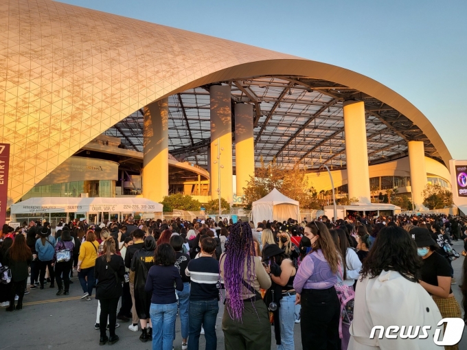 그룹 방탄소년단 팬들이 공연장에 들어가기 위해 줄을 서 있다. © 뉴스1 고승아 기자