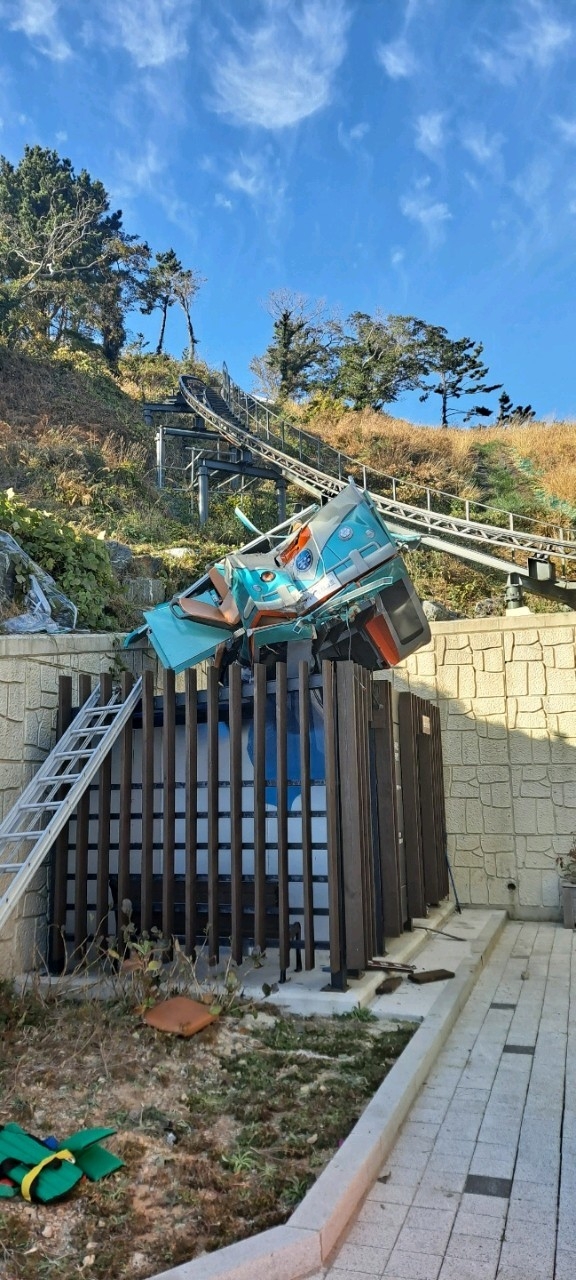 28일 오후 2시 10분께 경남 통영시 욕지모노레일이 탈선해 탑승객 8명이 다쳤다. 사진=통영 뉴시스 신정철 기자·경남소방본부 제공