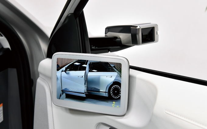 자동차용 반도체 대란이 이어지고 있다. 사진은 현대자동차 아이오닉5의 리어뷰카메라와 모니터. /사진=현대차
