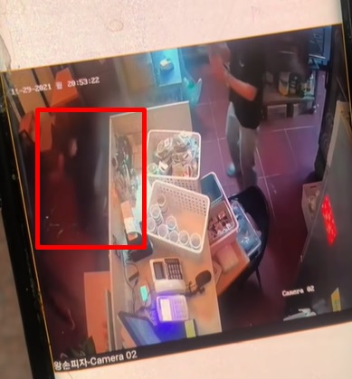 최근 유튜브에 한 손님 때문에 무릎을 꿇게 된 피자집 사장의 영상이 올라왔다. 사진은 가게 사장이 손님 앞에서 무릎 꿇는 모습. /사진=유튜브 캡처