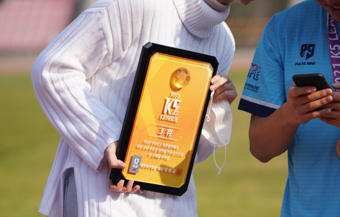 TNTFITOGETHER(서울)은 지난달 20일 울산 간절곶스포츠파크에서 열린 대한축구협회(KFA) 주최 2021 K5리그(국내 5부리그) 챔피언십에서 3위를 기록했다. /사진= TNT 제공