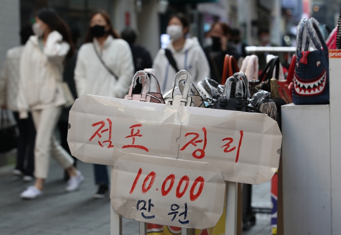 올 3분기 국내 기업과 자영업자가 은행에서 빌린 돈이 1500조원을 돌파했다. 사진은 서울 중구 명동의 점포정리를 앞둔 상가의 모습./사진=뉴스1