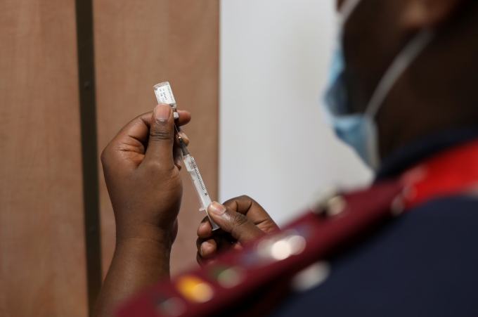 코로나19의 변이 바이러스 오미크론이  남아공 이스턴 케이프 지방의 듀티와에서 확산되는 가운데 현지 간호사가 코로나 백신을 준비하고 있다. /사진=로이터통신