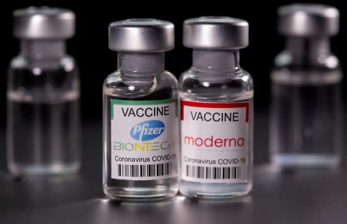 미국 제약사 화이자와 모더나가 오미크론 대응 백신 개발에 박차를 가하고 있다. 두 회사 모두 내년 2분기를 전후로 백신을 선보이겠다는 계획이다./사진=로이터통신