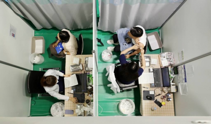 방역당국과 대한의사협회가 최근 60세 이상 고령층의 위중증과 사망자 급증을 막기 위해 12월을 '3차접종 집중기간'으로 운영하기로 했다. 사진은 서울 서대문구 북아현문화체육센터에 마련된 예방접종센터에서 시민들이 백신 접종을 하고 있는 모습. /사진=김휘선 머니투데이 기자
