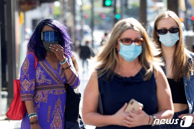 미국에서 코로나19가 재확산하면서 일부 주나 카운디에서 마스크 착용을 의무화했다. © 로이터=뉴스1 © News1 정윤영 기자