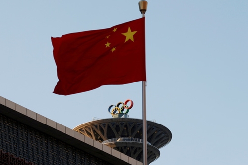 지난 2일(이하 현지시각) 중국 관영매체 글로벌타임스는 베이징 동계올림픽 실내 경기장 입장을 위해선 신종 코로나바이러스 감염증(코로나19) 백신 접종과 함께 48시간 이내 음성확인서를 제출해야 한다고 전했다. 사진은 중국 국기. /사진=로이터