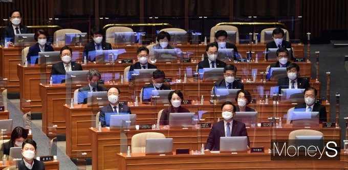 [머니S포토] 본회의 출석한 김부겸 총리와 국무위원들