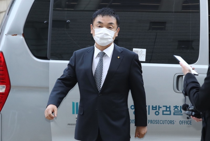 검찰이 주가 조작 의혹을 받는 권오수 도이치모터스 회장을 구속기소했다. 사진은 권 회장이 지난달 서울중앙지방법원에 출석하는 모습. /사진=뉴스1