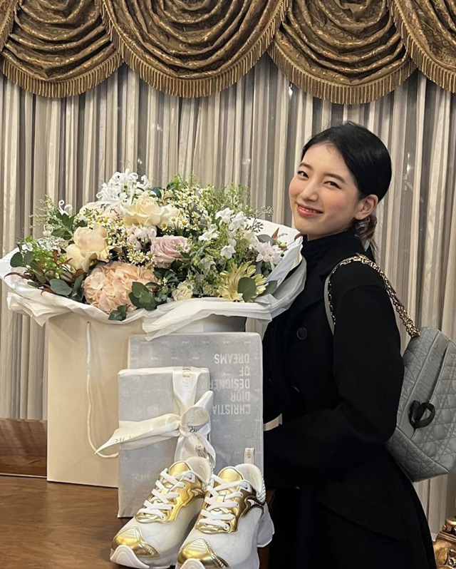 가수 겸 배우 수지가 명품 D사의 150만원대 스니커즈를 선물로 받고 감사의 마음을 전했다./사진출처=수지 공식 인스타그램