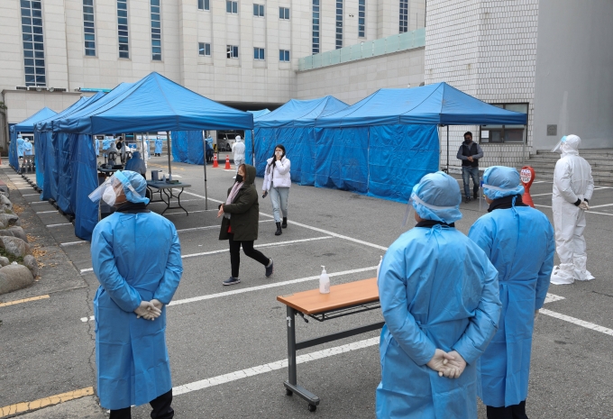 주요 투자은행(IB)들이 최근 빠르게 확산하는 신종 코로나바이러스 감염증(코로나19) 변이 바이러스인 오미크론이 글로벌 금융시장에 미치는 영향이 델타 변이 바이러스보다 크다는 분석을 내놨다. 사진은 오미크론 변이 집단감염지로 지목된 인천 미추홀구의 교회에 외국인 교인들을 위한 선별진료소가 마련된 모습./사진=뉴스1