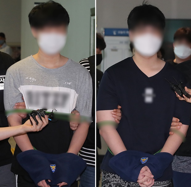 검찰이 친할머니를 흉기로 찔러 살해한 10대 형제에 대한 결심공판에서 형에게 무기징역을 선고해 줄 것을 재판부에 요청했다. 사진은 피의자 A군(18·왼쪽)과 B군(16)이 지난 8월31일 오후 대구지방법원 서부지원에서 열린 구속 전 피의자심문(영장실질심사)을 마친 뒤 법정을 나서는 모습. /사진=뉴스1