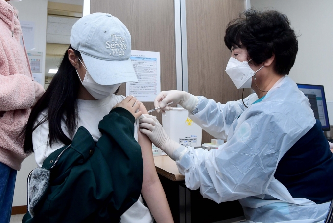 소아청소년에 대한 코로나19 백신 접종이 시작된 지난 10월 18일 서울 양천구 홍익병원에서 한 학생이 코로나19 백신접종을 하고 있다. /사진=뉴시스