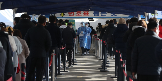 6일 오전 경기도 안산시 단원구보건소에서 시민들이 코로나19 검사를 받기 위해 길게 줄 서 있다. /사진=뉴스1