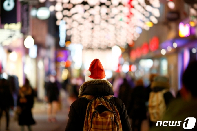 독일에서 한 남성이 산타 모자를 착용하고 있다. © 로이터=뉴스1 © News1 정윤영 기자