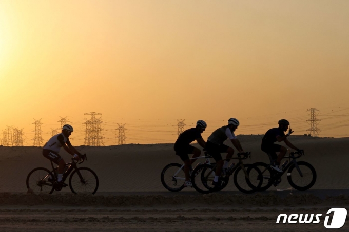 30일(현지시간) 아랍에미리트 두바이 사막에서 사람들이 사이클을 즐기고 있다. 2021.10.30 © AFP=뉴스1
