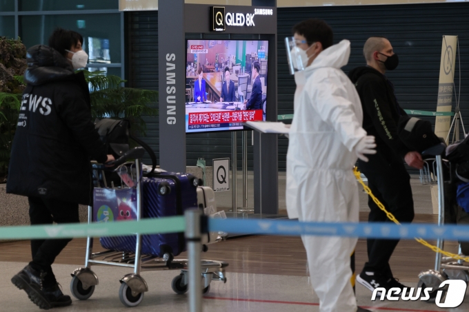 3일 인천국제공항 1터미널에서 해외 입국자들이 방역요원의 안내를 받고 있다. © News1 안은나 기자