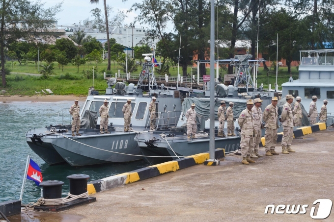 캄보디아 프레아 시아누크 소재 레암 해군기지에 해군들이 일렬로 서 있다. 2019.07.26 © AFP=뉴스1
