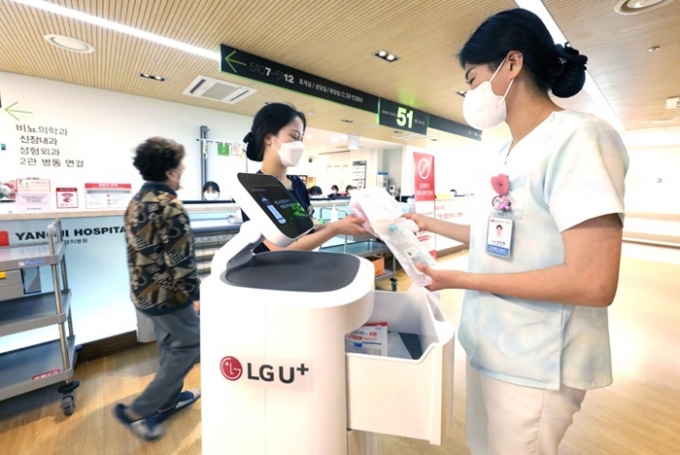 LG유플러스는 약제배송로봇을 H+ 양지병원에 공급했다고 지난달 2일 밝혔다. /사진제공=LG유플러스