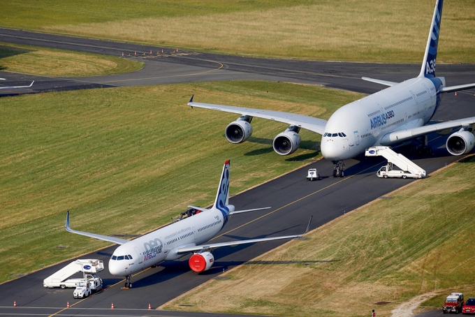 파리에어쇼에서 A380 앞에 A321네오가 세워져 있다 /사진=로이터