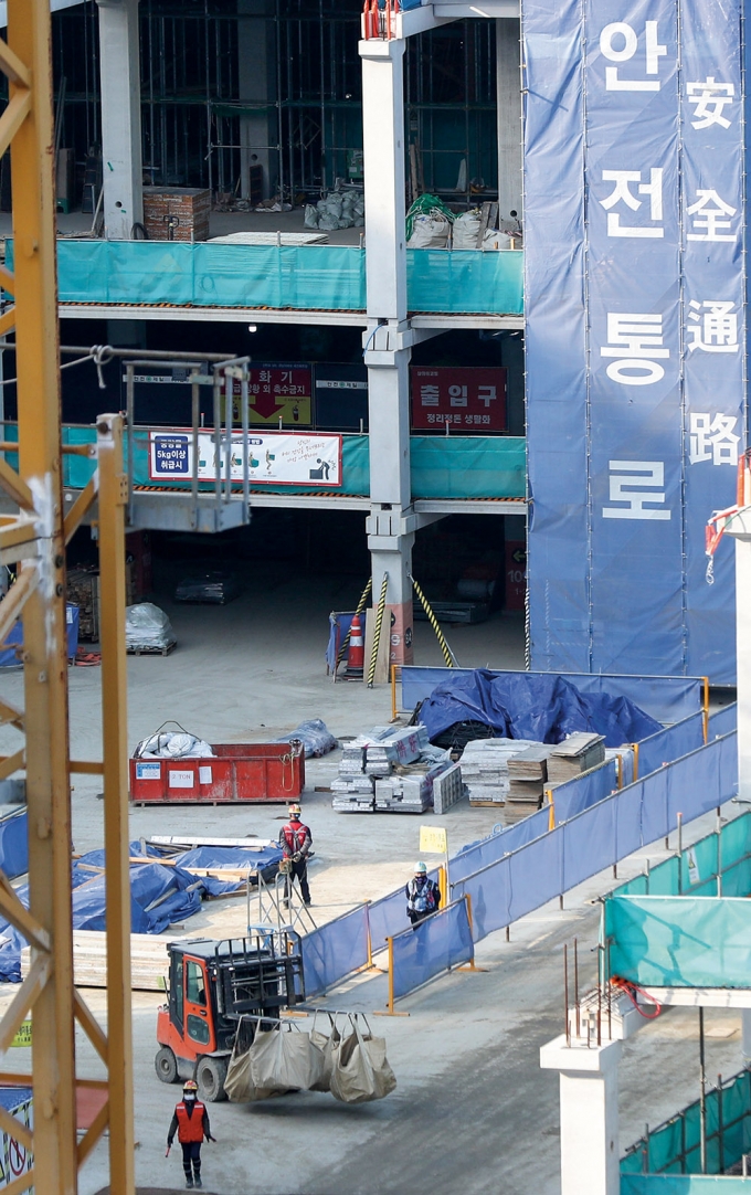 서울 시내 한 아파트건설 현장에서 건설노동자들이 작업을 하고 있다. / 사진=뉴시스 추상철 기자